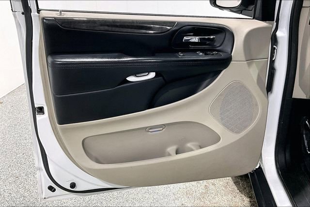 Used 2017 Dodge Grand Caravan SE w/ UConnect Hands-Free Group image 21