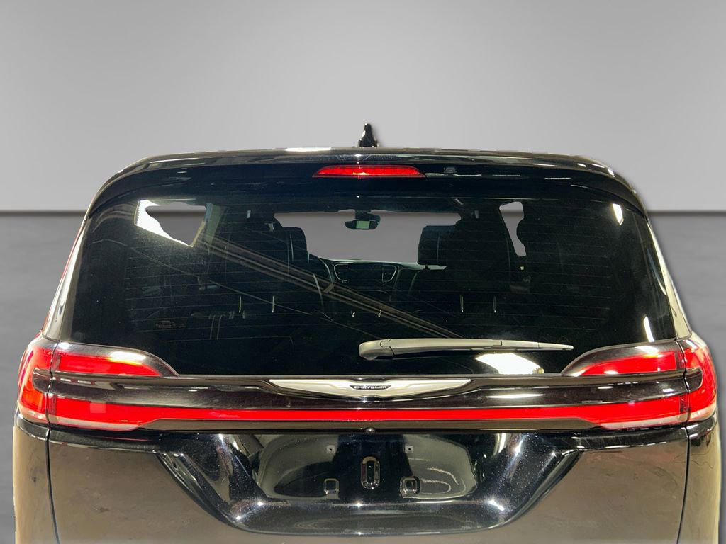Used 2025 Chrysler Pacifica Select image 17