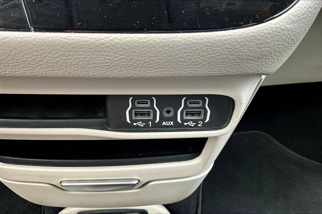 Used 2021 Chrysler Pacifica Touring-L FWD image 13