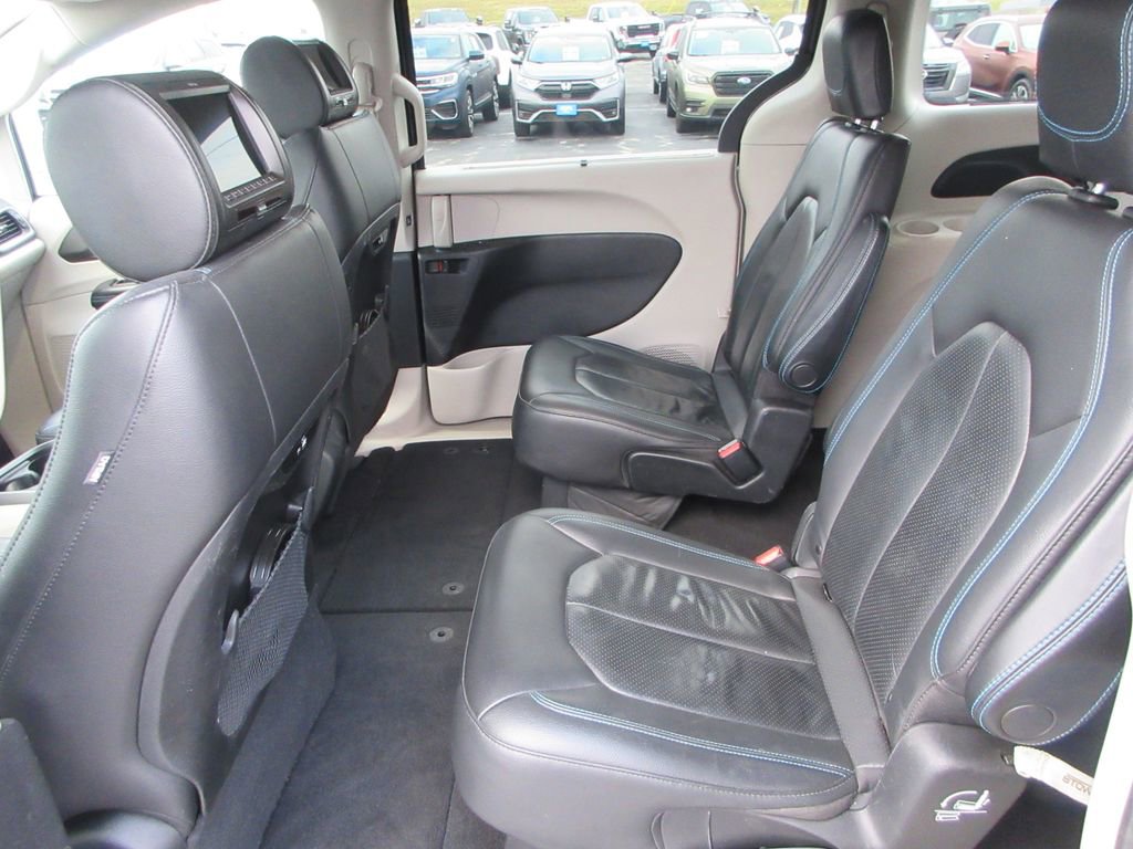 Used 2021 Chrysler Pacifica Touring-L image 13