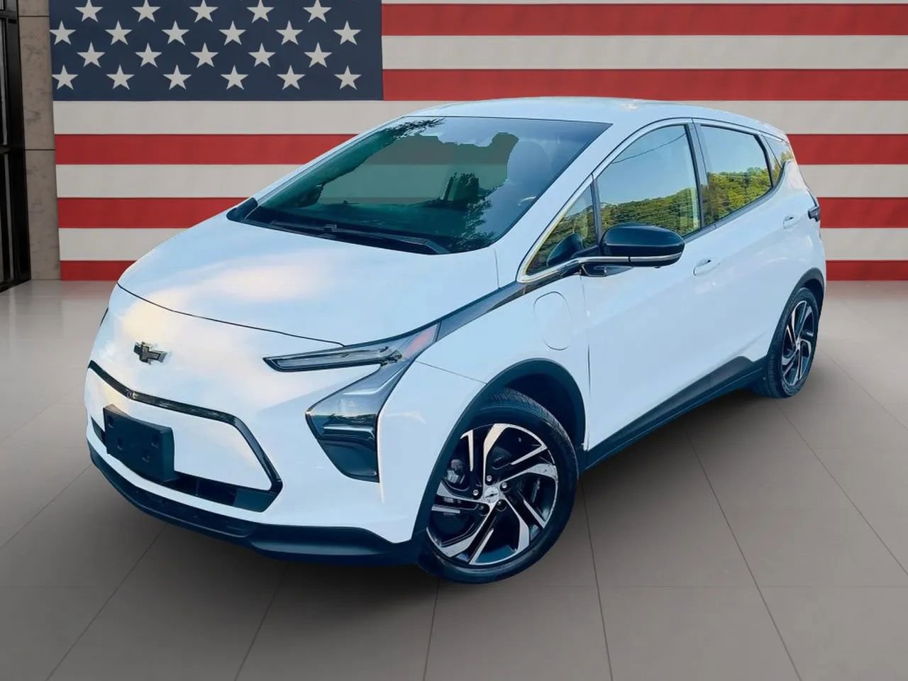 Used 2023 Chevrolet Bolt LT FWD image 1