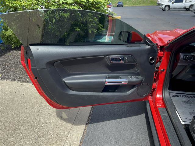 Used 2017 Ford Mustang Coupe RWD image 9