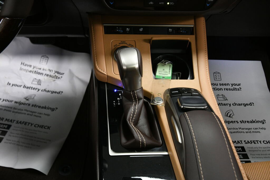 Used 2017 Lexus ES 350 w/ Navigation System Package image 18