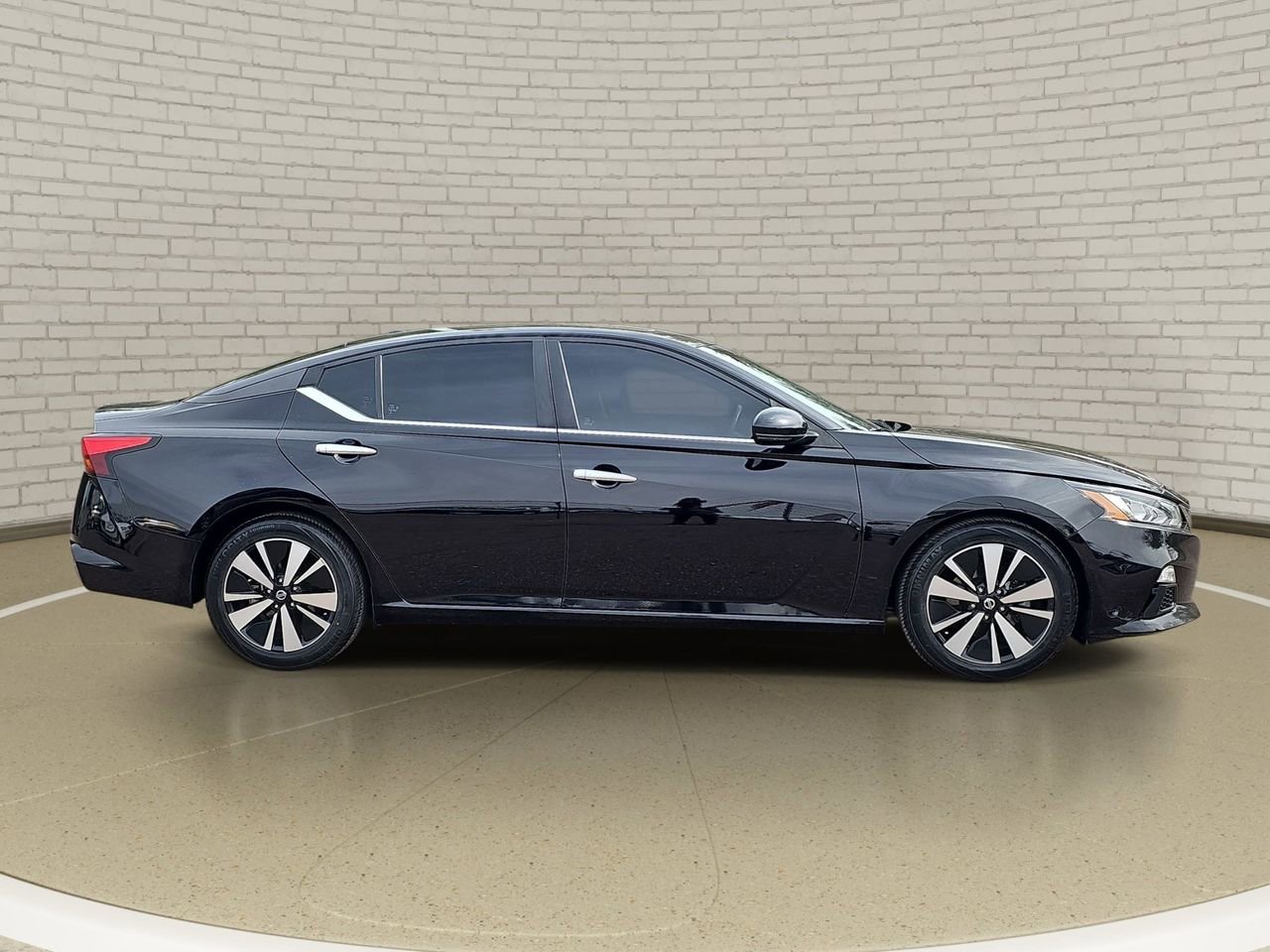 Certified 2022 Nissan Altima 2.5 SV w/ SV Premium Package FWD image 4