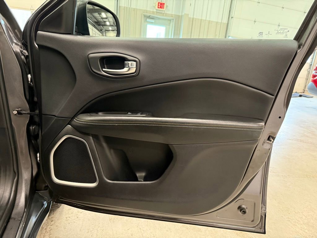 Used 2018 Jeep Compass Latitude w/ Safe & Security Group AWD/4WD image 14