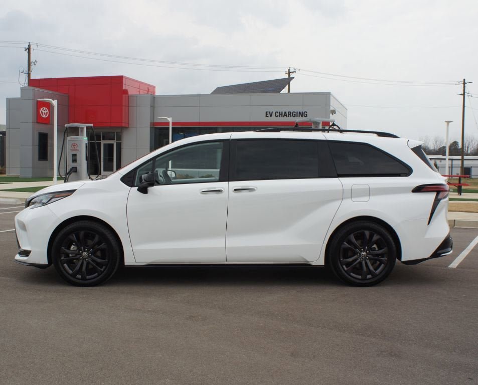 Used 2025 Toyota Sienna XSE w/ XSE Plus Package FWD image 14