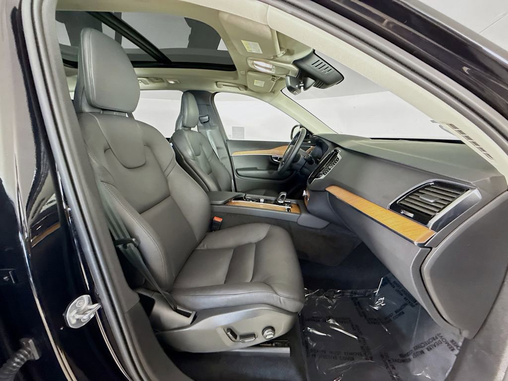 Certified 2025 Volvo XC90 B6 Plus image 29