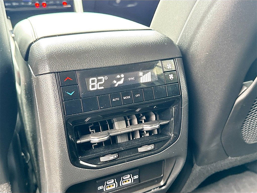 Used 2024 Jeep Grand Cherokee L Laredo image 24