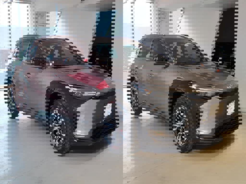 Used 2023 Toyota bZ4X XLE w/ Weather Package image 3