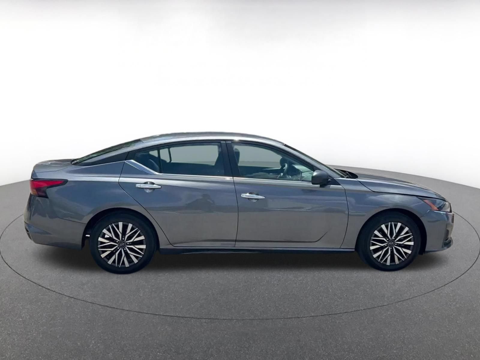 Used 2025 Nissan Altima 2.5 SV FWD image 13