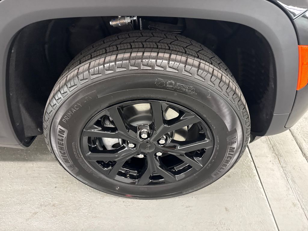 New 2026 Jeep Grand Cherokee Altitude RWD image 4