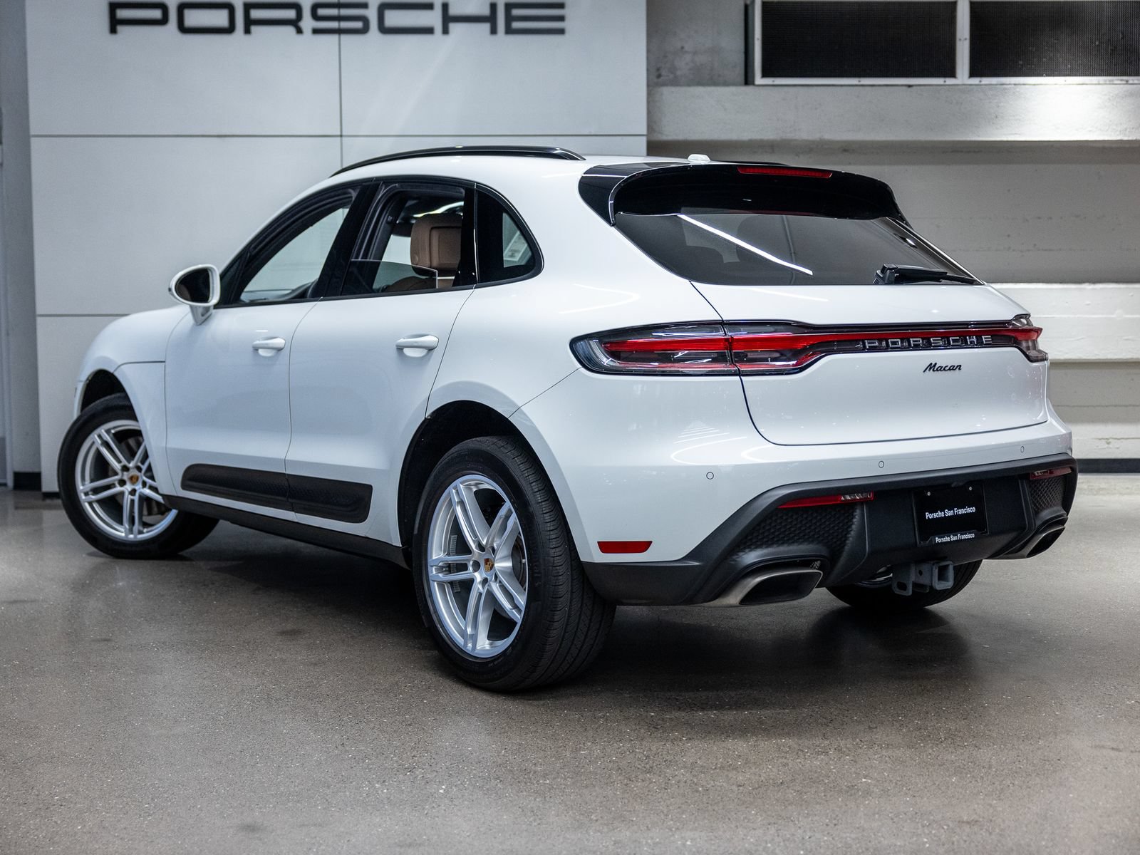 Certified 2024 Porsche Macan AWD/4WD image 3