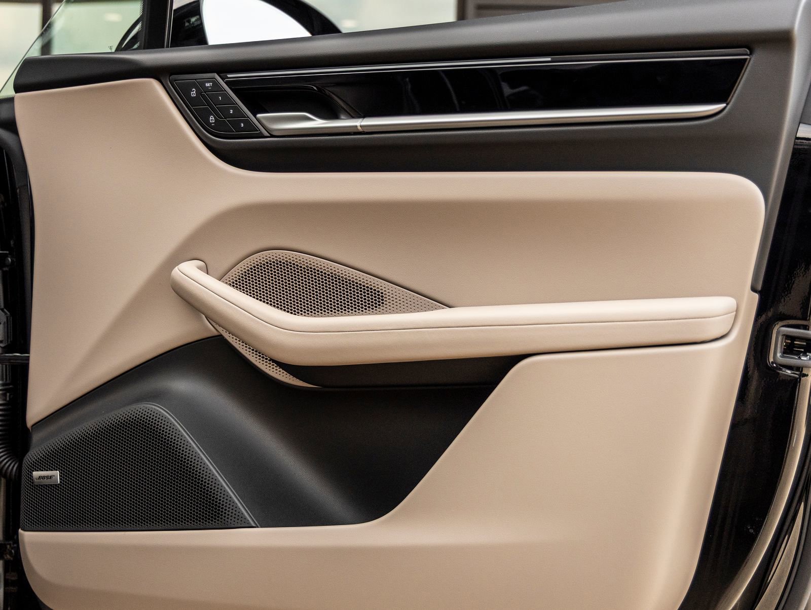 Certified 2025 Porsche Macan 4 Electric image 38