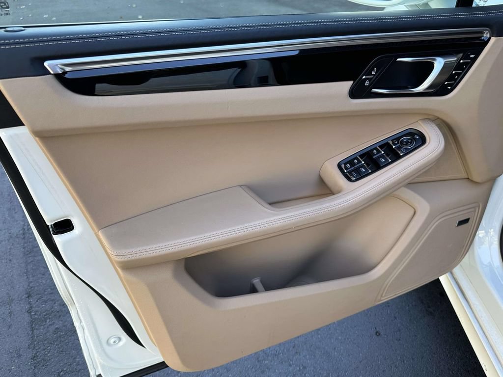 Certified 2025 Porsche Macan AWD/4WD image 18