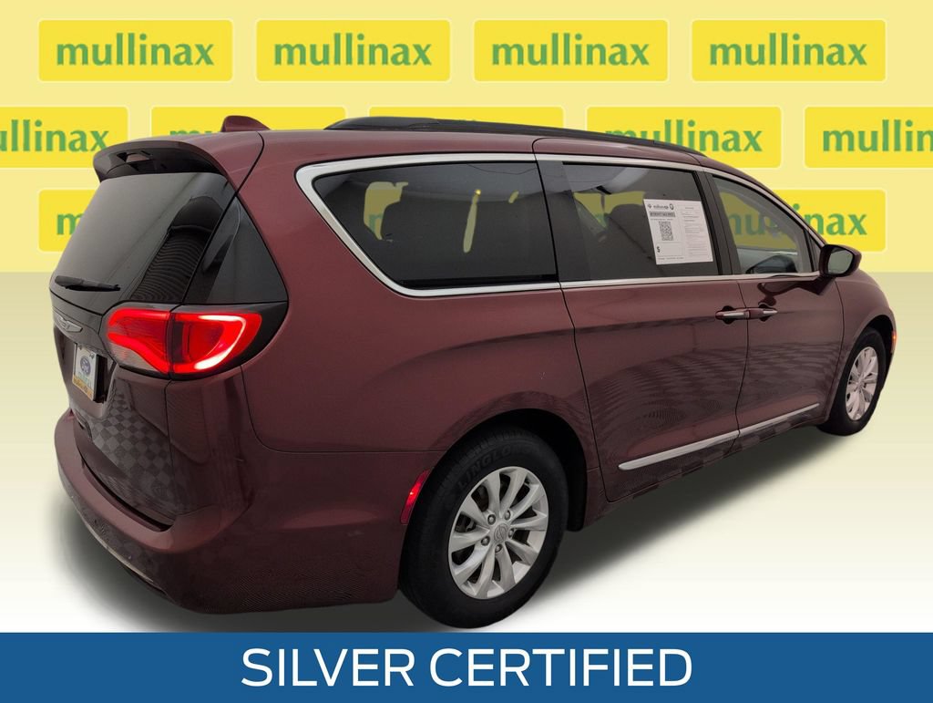 Used 2017 Chrysler Pacifica Touring-L FWD image 3