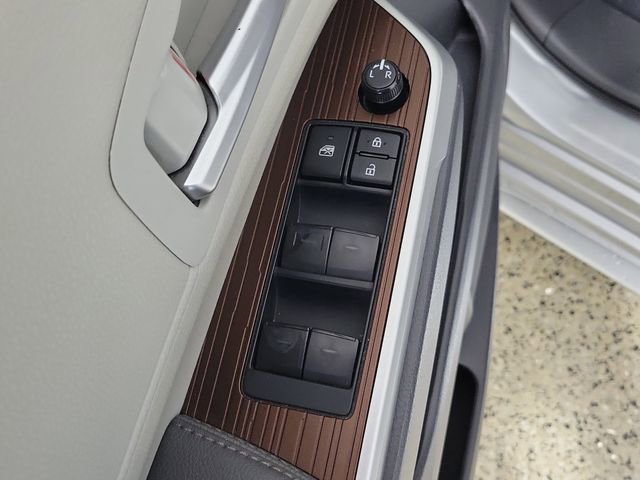 Used 2024 Toyota Sienna XLE FWD image 22