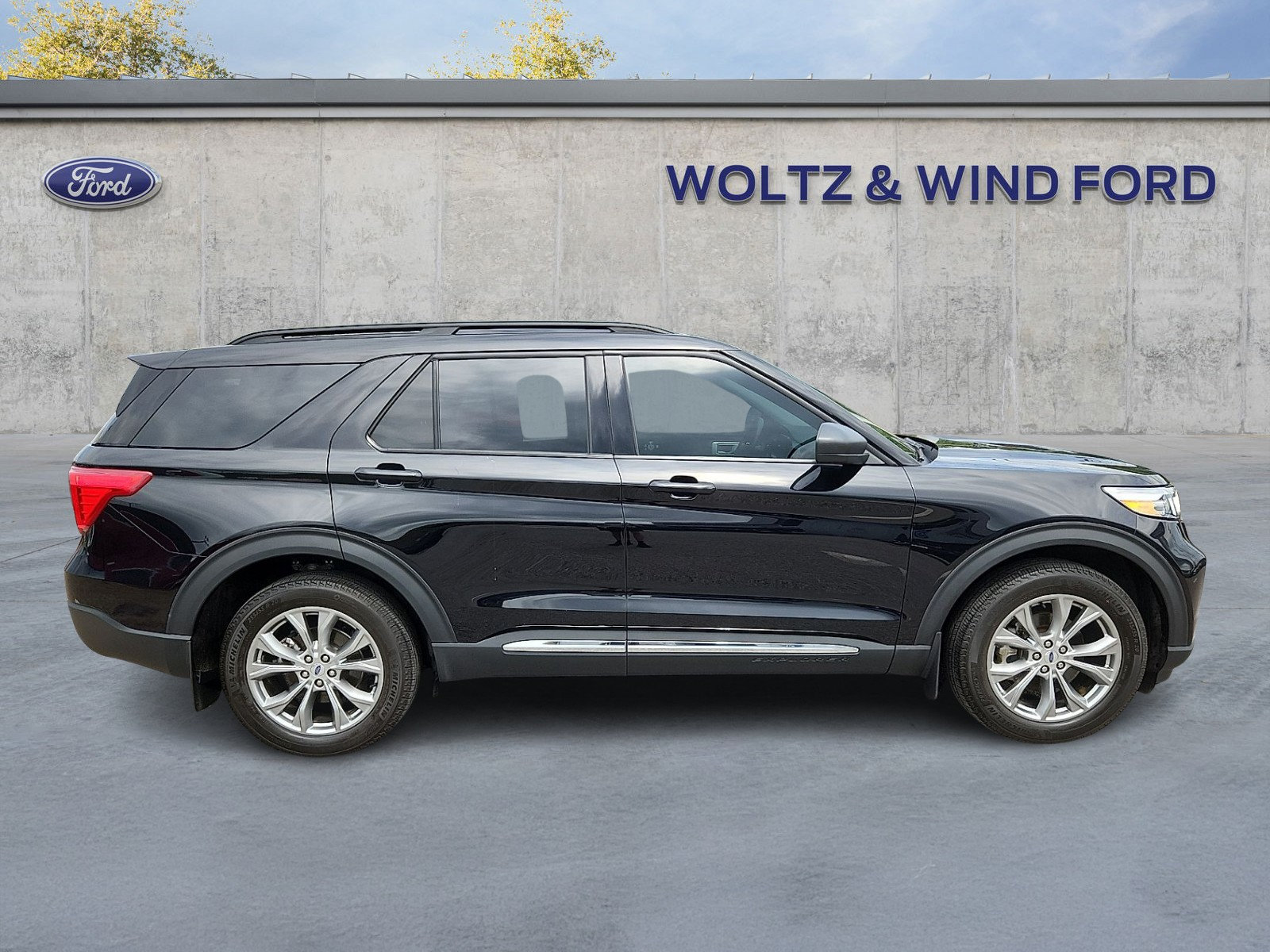 Used 2023 Ford Explorer XLT w/ Equipment Group 202A AWD/4WD image 7