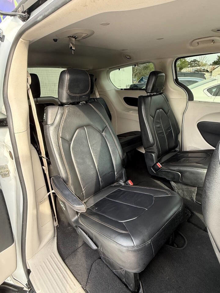 Used 2017 Chrysler Pacifica Touring-L image 12