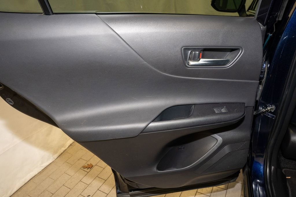 Used 2021 Toyota Venza LE image 9