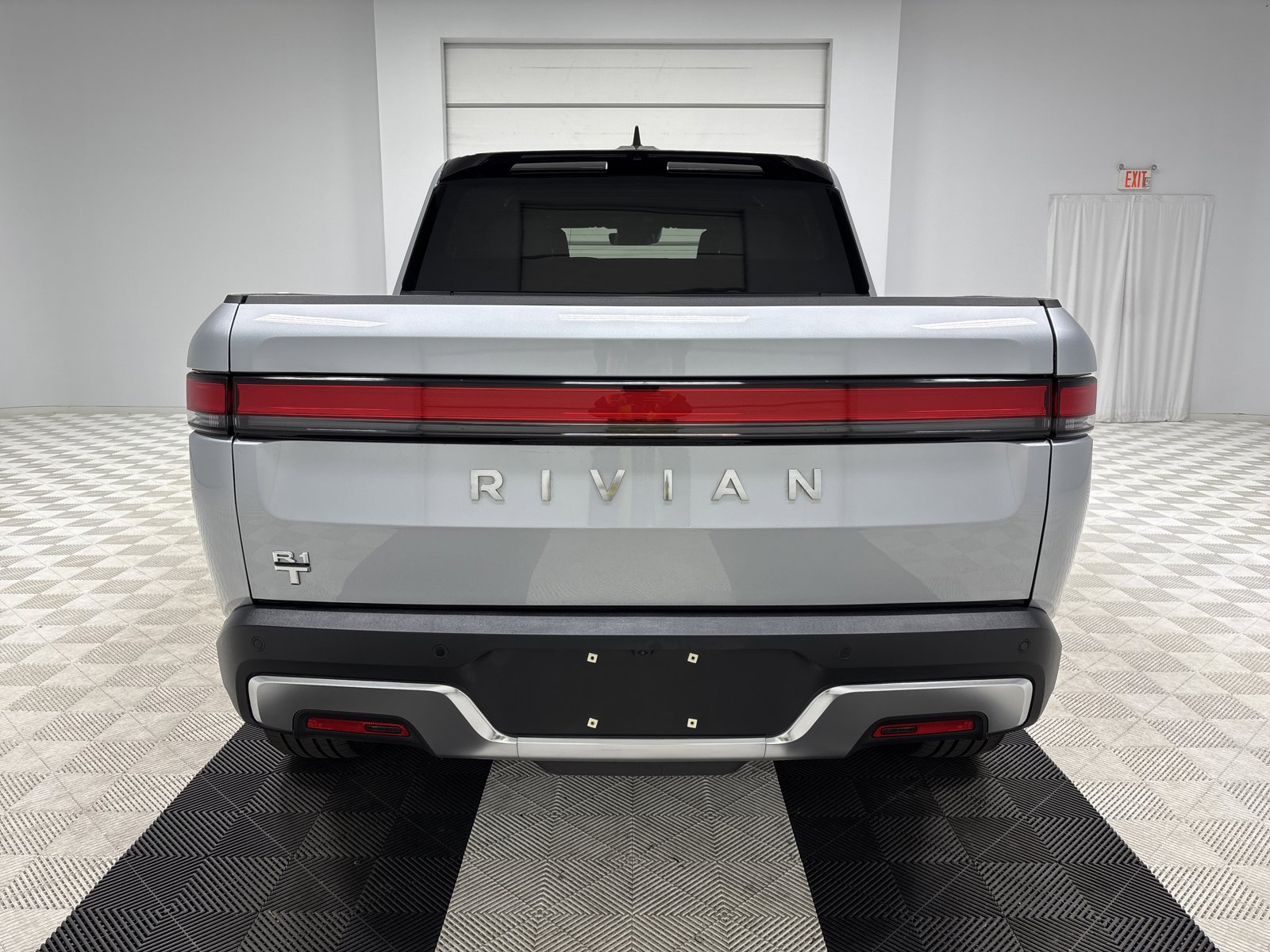 Used 2024 Rivian R1T Adventure AWD/4WD image 4