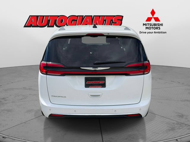 Used 2023 Chrysler Pacifica Touring-L FWD image 3