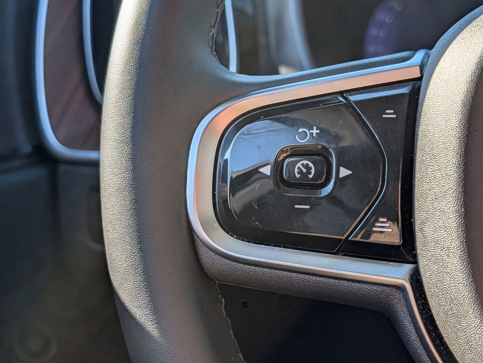 Used 2024 Volvo XC60 T8 Ultimate w/ Protection Package Premier image 32