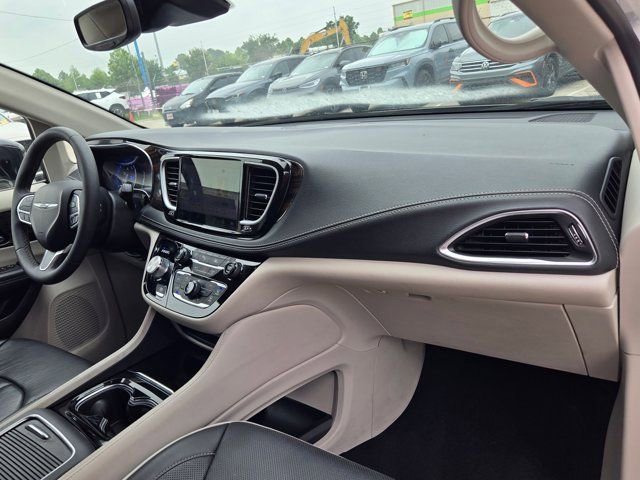 Used 2024 Chrysler Pacifica Limited FWD image 31