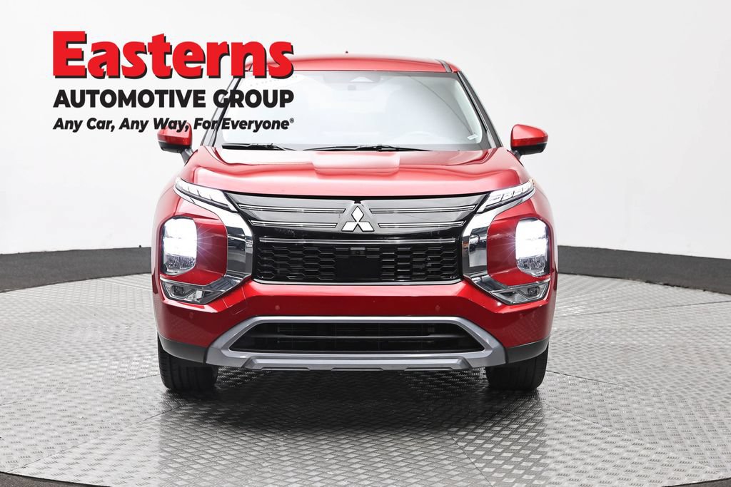 Used 2025 Mitsubishi Outlander SE FWD image 2