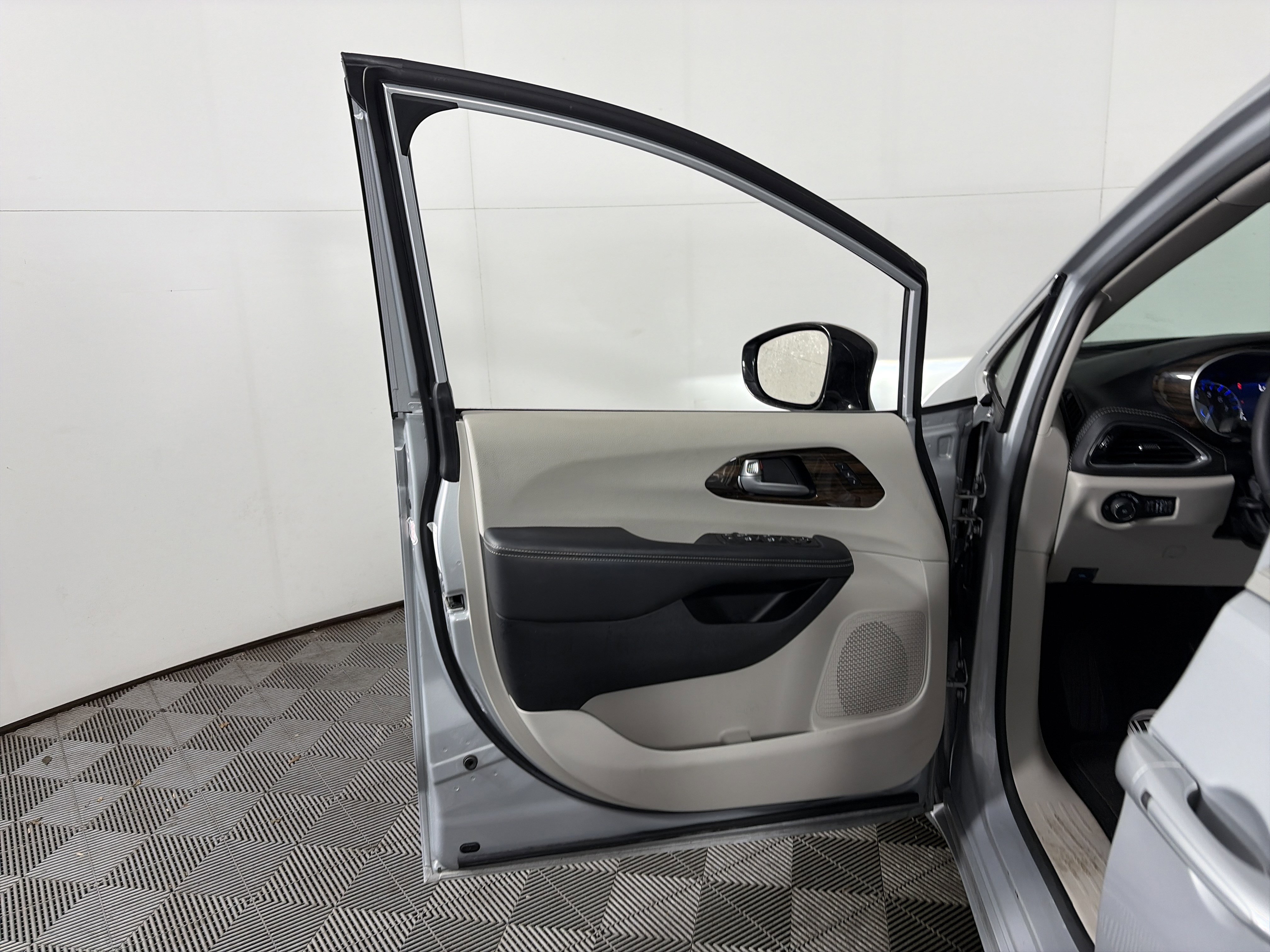 Used 2024 Chrysler Pacifica Limited image 32