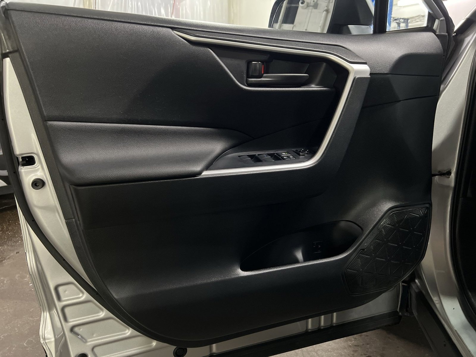 Used 2021 Toyota RAV4 SE image 14