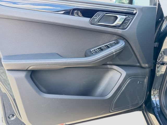 Certified 2025 Porsche Macan AWD/4WD image 22