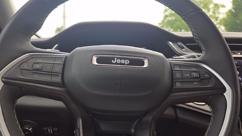 Used 2023 Jeep Grand Cherokee L Limited w/ Black Appearance Package AWD/4WD image 21