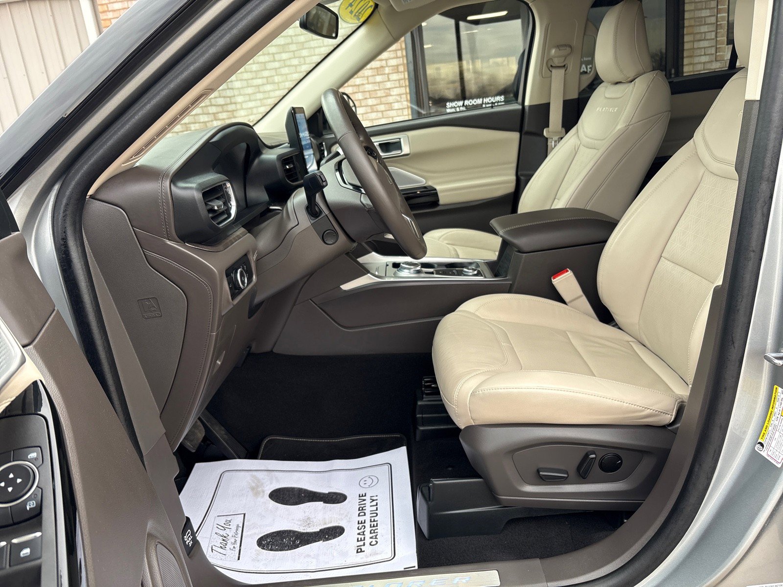 Used 2024 Ford Explorer Platinum w/ Technology Package image 3