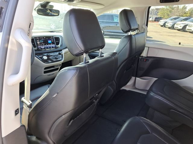 Used 2024 Chrysler Pacifica Touring-L image 21