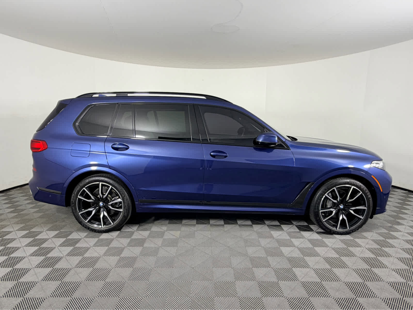 Used 2019 BMW X7 xDrive50i w/ M Sport Package image 3