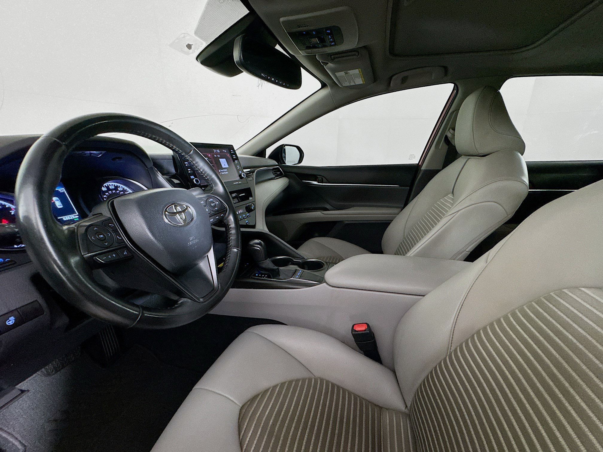 Used 2023 Toyota Camry SE w/ Cold Weather Package FWD image 20