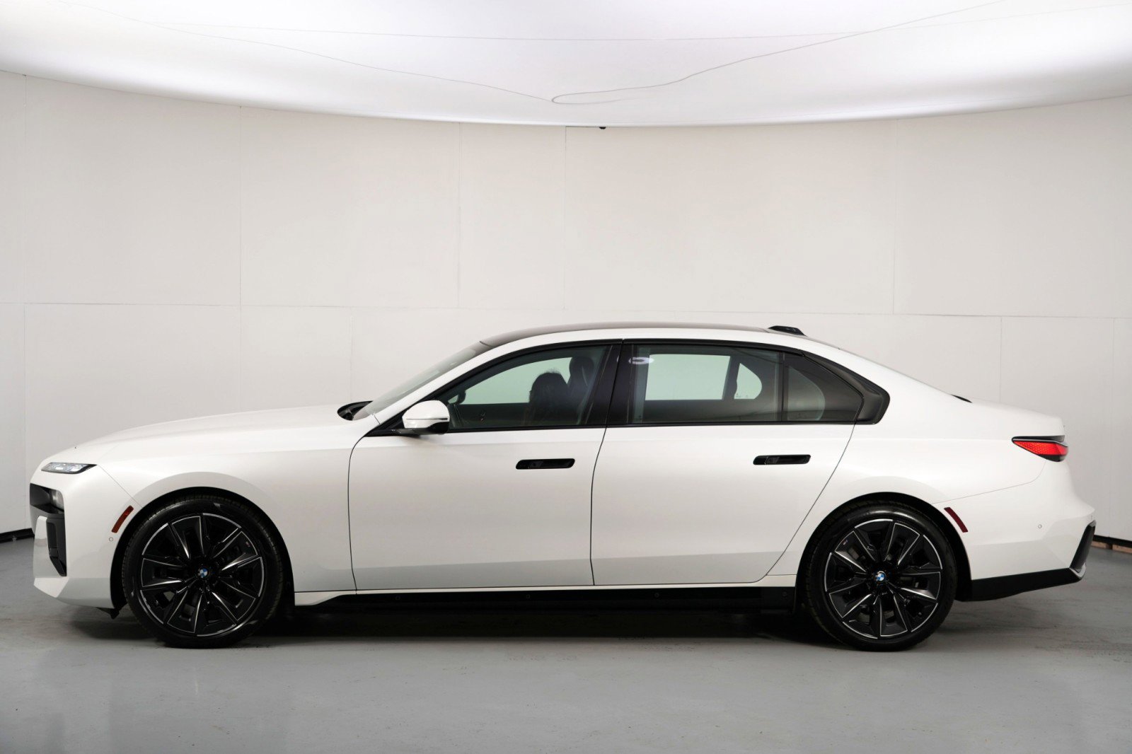 Used 2023 BMW i7 xDrive60 w/ Executive Package 2 image 60