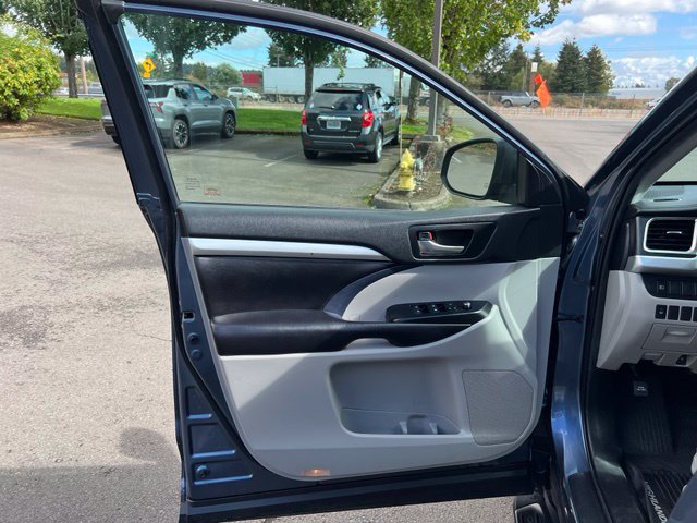 Used 2019 Toyota Highlander XLE AWD/4WD image 17