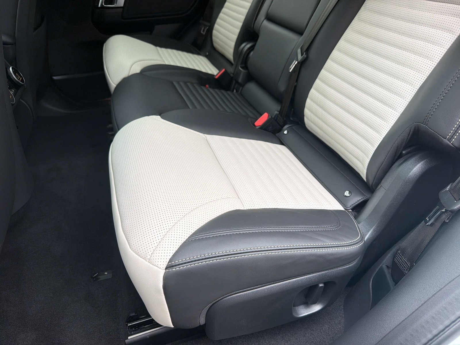New 2026 Land Rover Discovery Dynamic SE AWD/4WD image 13
