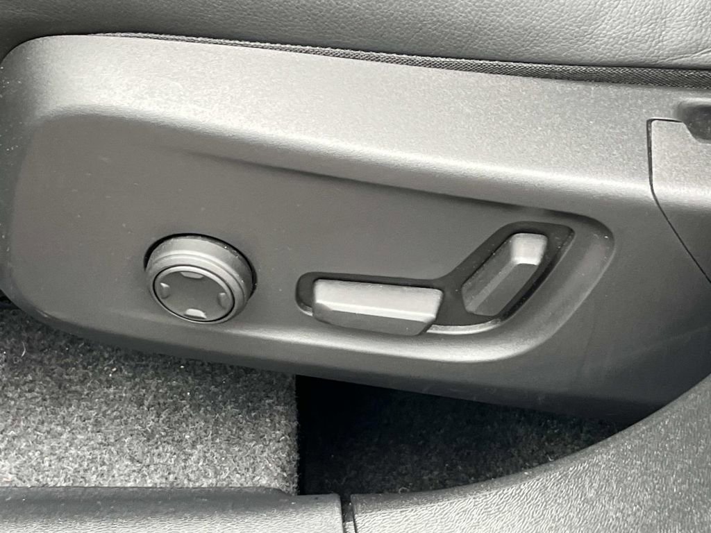 Used 2025 Volvo XC40 B5 Plus w/ Protection Package Premier image 26