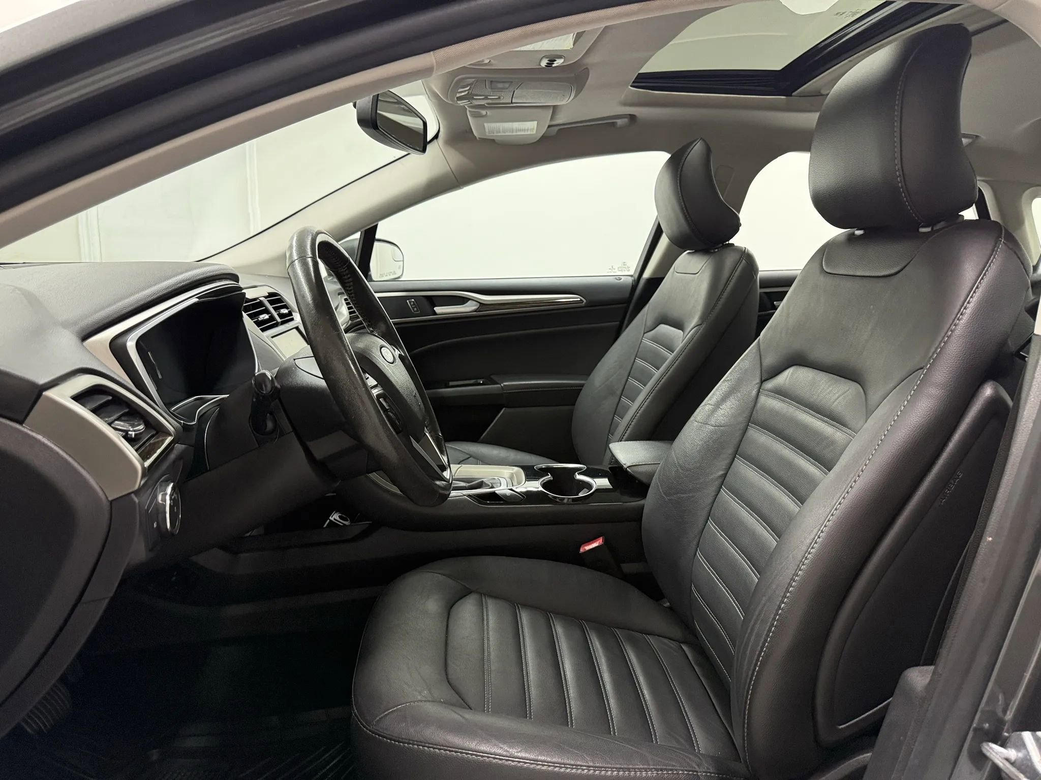 Used 2016 Ford Fusion SE w/ Equipment Group 202A image 3