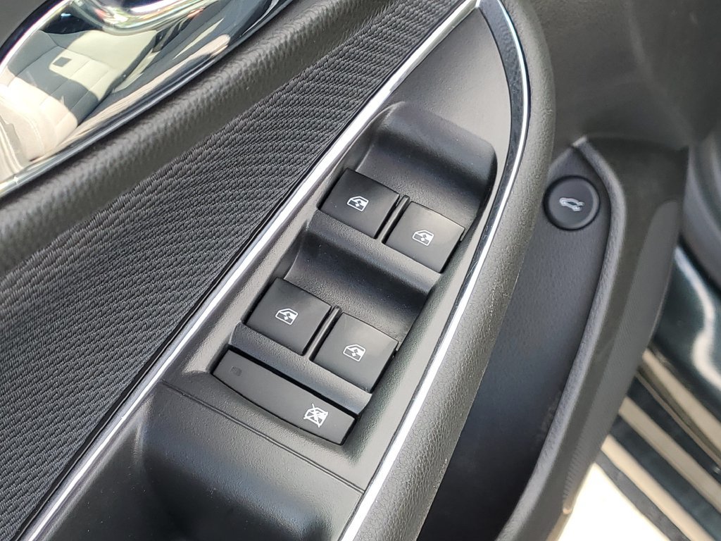 Used 2018 Chevrolet Cruze LT w/ Convenience Package FWD image 22