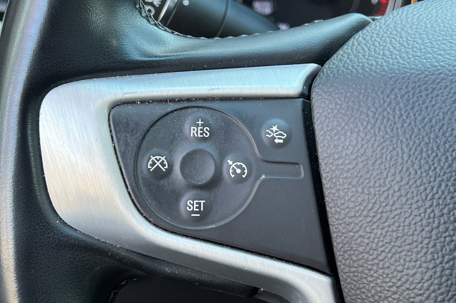 Used 2023 GMC Acadia SLT image 32