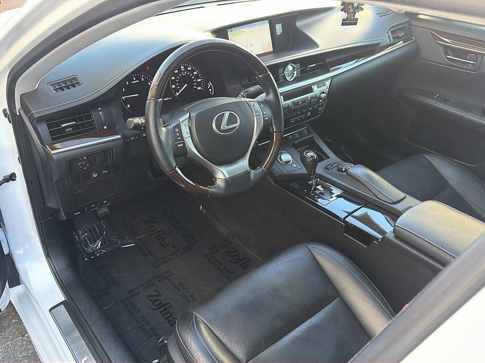 Used 2015 Lexus ES 350 w/ Luxury Package FWD image 4