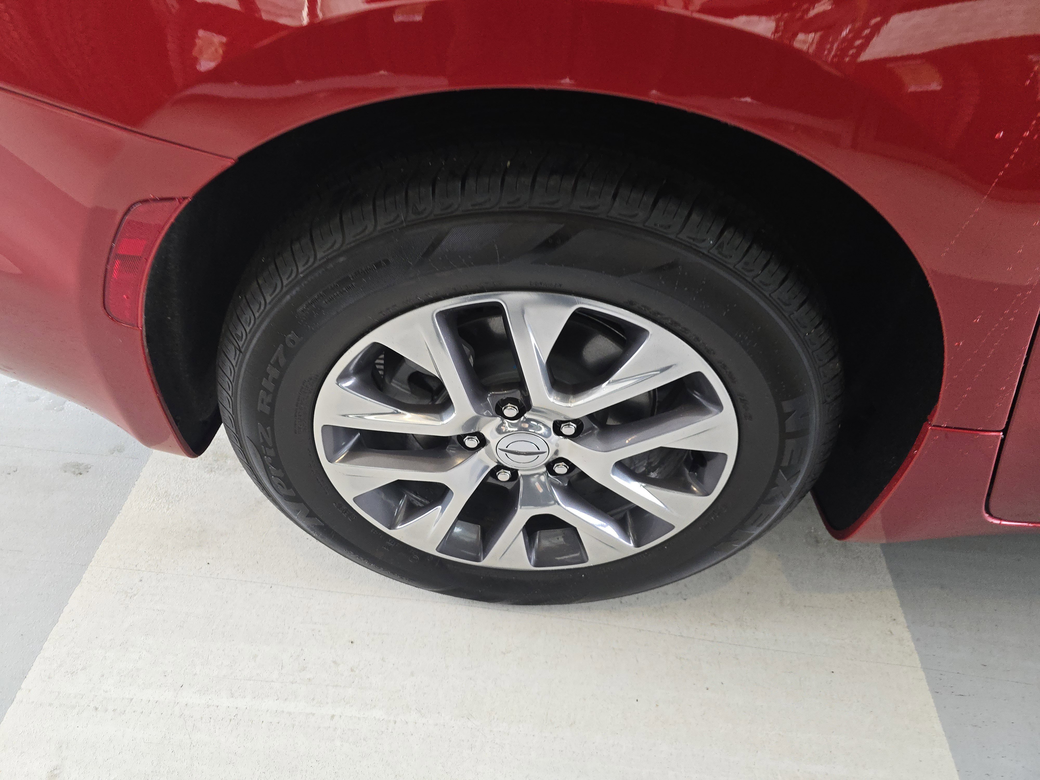 Used 2025 Chrysler Pacifica Pinnacle FWD image 10
