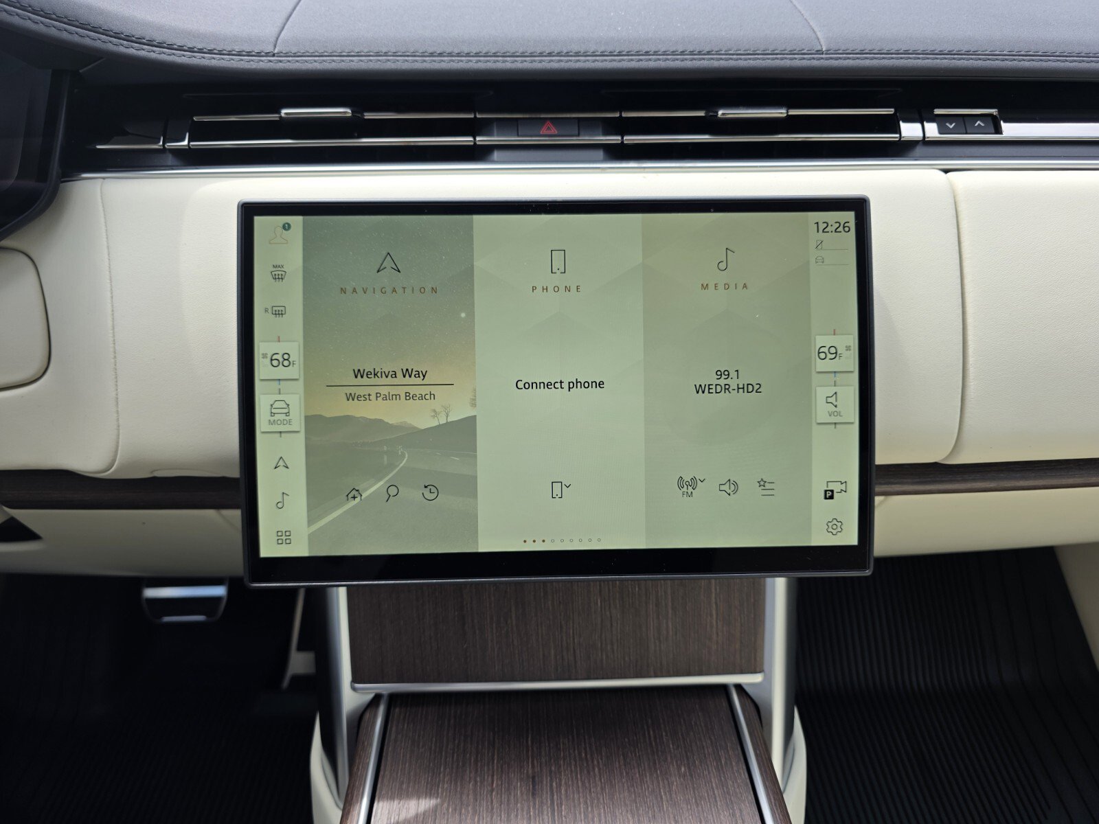 New 2026 Land Rover Range Rover SE image 16