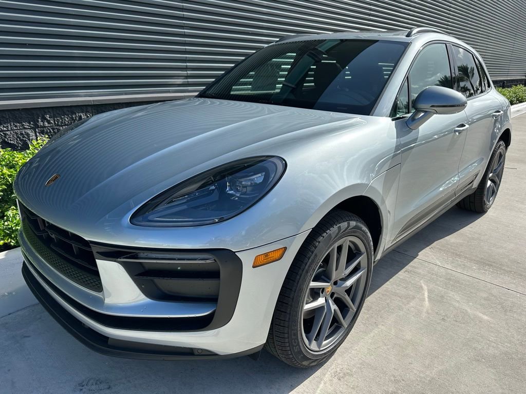 Certified 2025 Porsche Macan AWD/4WD image 6