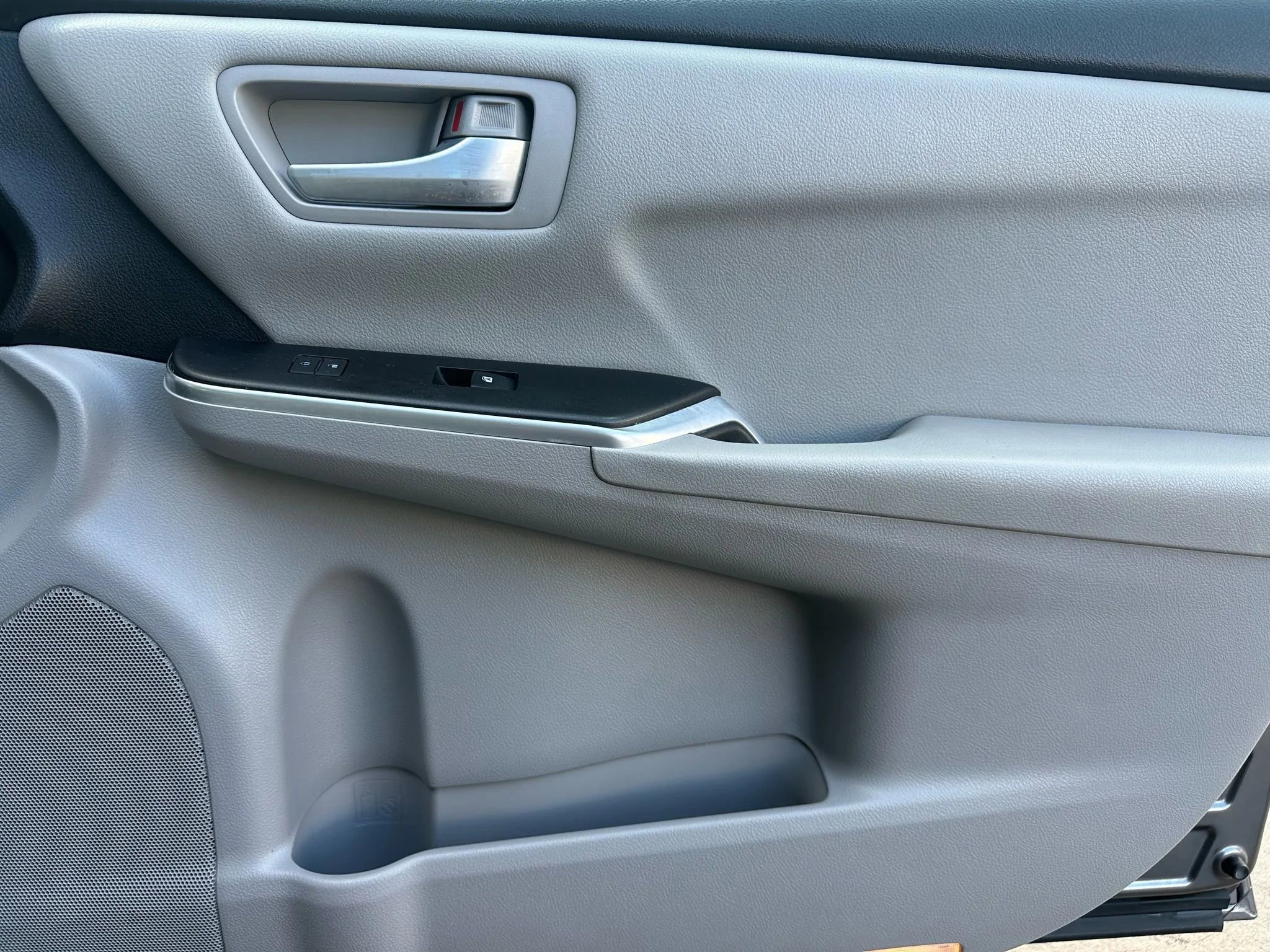 Used 2016 Toyota Camry LE FWD image 11