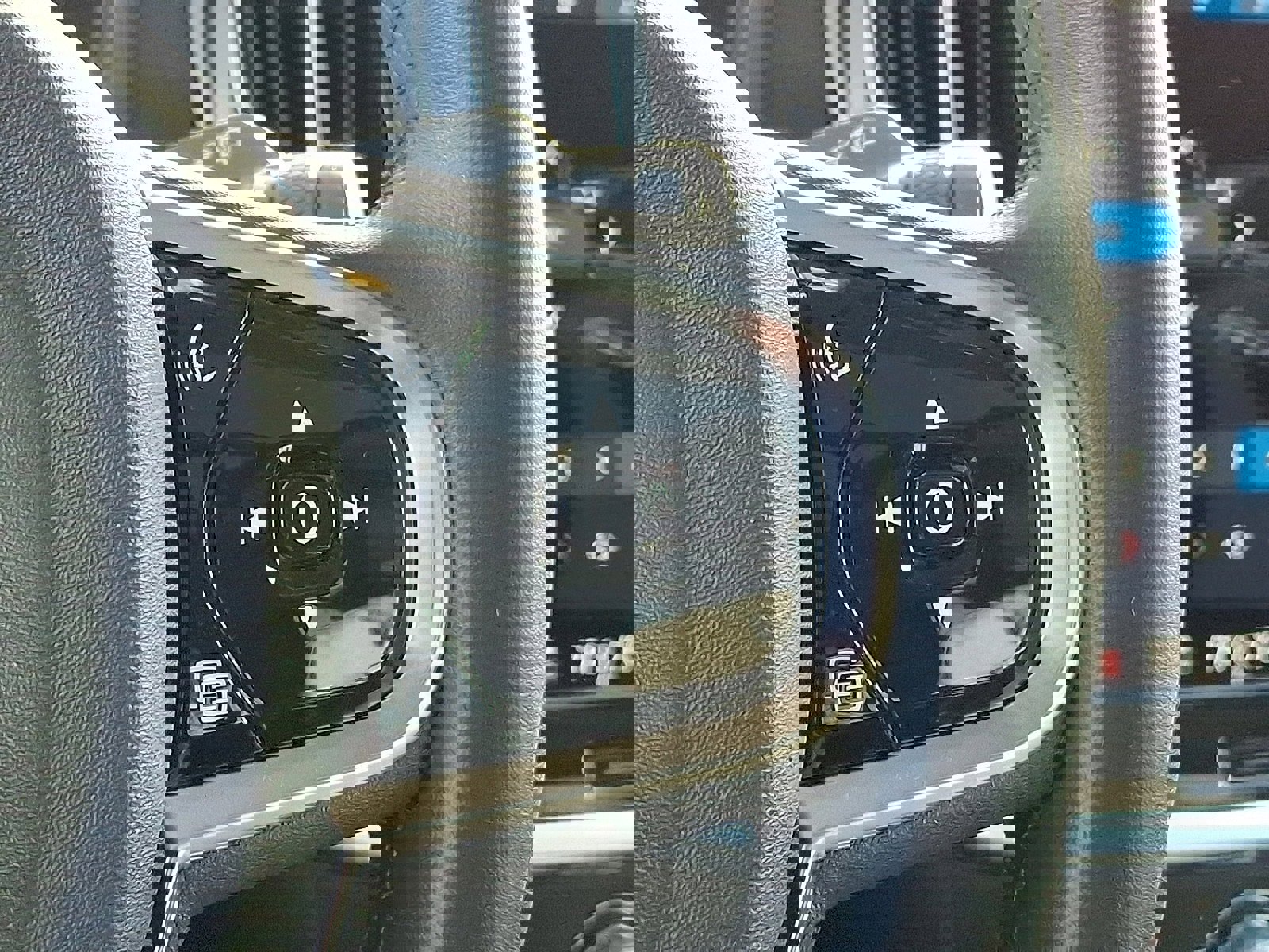 Used 2024 Volvo V60 B5 Cross Country Plus w/ Protection Package Premier image 23