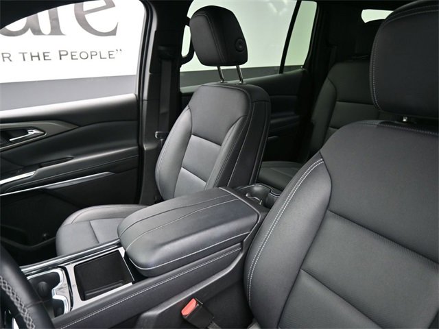 Used 2025 Chevrolet Traverse LT image 16